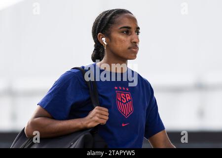 Fort Lauderdale, Usa. Dezember 2023. Fort Lauderdale, Florida, 02. Dezember 2023: Naomi Girma #15 der Vereinigten Staaten kommt vor Beginn eines Spiels gegen China im DRV PNK Stadium in Fort Lauderdale, USA (NUR FÜR REDAKTIONELLE VERWENDUNG). (James Gilbert/SPP) Credit: SPP Sport Press Photo. /Alamy Live News Stockfoto