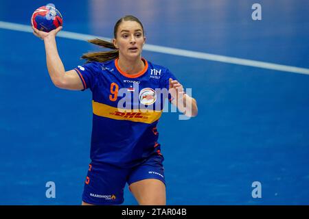 Fredrikshavn, Dänemark. Dezember 2023. FREDRIKSHAVN, DÄNEMARK - 2. DEZEMBER: Larissa Nusser aus den Niederlanden während des 26. IHF Frauen-WM-Handball-Vorrundenspiels der Gruppe H zwischen Kongo und den Niederlanden am 2. Dezember 2023 in der Arena Nord in Fredrikshavn, Dänemark (Foto: Henk Seppen/Orange Pictures) Credit: Orange Pics BV/Alamy Live News Stockfoto