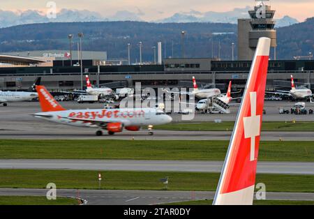 Vertikales Heck eines Airbus der Fluggesellschaft Swiss International Air Lines hinter einem Flugzeug der Fluggesellschaft easyJet, Flughafen Zürich, Schweiz Stockfoto