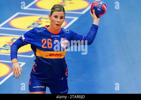 Fredrikshavn, Dänemark. Dezember 2023. FREDRIKSHAVN, DÄNEMARK - 2. DEZEMBER: Angela Malestein aus den Niederlanden während des 26. IHF Frauen-WM-Handball-Vorrundenspiels der Gruppe H zwischen Kongo und den Niederlanden am 2. Dezember 2023 in der Arena Nord in Fredrikshavn, Dänemark (Foto: Henk Seppen/Orange Pictures) Credit: Orange Pics BV/Alamy Live News Stockfoto