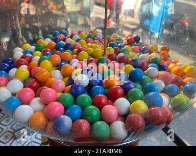 Kaugummi-Ballautomat, in einem Pizzasalon in Brooklyn, New York. Stockfoto