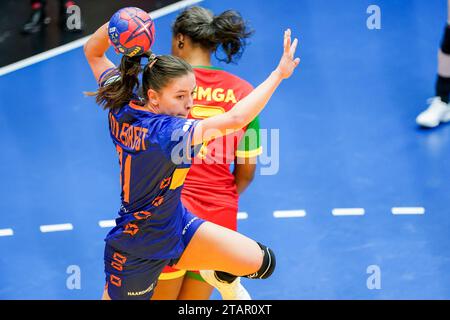 Fredrikshavn, Dänemark. Dezember 2023. FREDRIKSHAVN, DÄNEMARK - 2. DEZEMBER: Kelly Vollebregt aus den Niederlanden während des 26. IHF Frauen-WM-Handball-Vorrundenspiels der Gruppe H zwischen Kongo und den Niederlanden am 2. Dezember 2023 in der Arena Nord in Fredrikshavn, Dänemark (Foto: Henk Seppen/Orange Pictures) Credit: Orange Pics BV/Alamy Live News Stockfoto