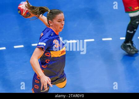 Fredrikshavn, Dänemark. Dezember 2023. FREDRIKSHAVN, DÄNEMARK - 2. DEZEMBER: Kelly Vollebregt aus den Niederlanden während des 26. IHF Frauen-WM-Handball-Vorrundenspiels der Gruppe H zwischen Kongo und den Niederlanden am 2. Dezember 2023 in der Arena Nord in Fredrikshavn, Dänemark (Foto: Henk Seppen/Orange Pictures) Credit: Orange Pics BV/Alamy Live News Stockfoto