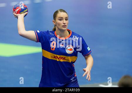 Fredrikshavn, Dänemark. Dezember 2023. FREDRIKSHAVN, DÄNEMARK - 2. DEZEMBER: Larissa Nusser aus den Niederlanden während des 26. IHF Frauen-WM-Handball-Vorrundenspiels der Gruppe H zwischen Kongo und den Niederlanden am 2. Dezember 2023 in der Arena Nord in Fredrikshavn, Dänemark (Foto: Henk Seppen/Orange Pictures) Credit: Orange Pics BV/Alamy Live News Stockfoto