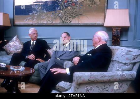 NEW YORK, NY - 25. MAI: Harry F. Vickers, ehemaliger General Douglas MacArthur und James H. Rand Jr. treffen sich vor der Ankündigung der Fusion zwischen Sperry Corporation und Remington Rand, Inc. Am 25. Mai 1955 in New York, New York. (Foto: Hy Peskin) *** örtlicher Bildtitel *** Harry F. Vickers;Douglas MacArthur;James H. Rand Jr. Stockfoto