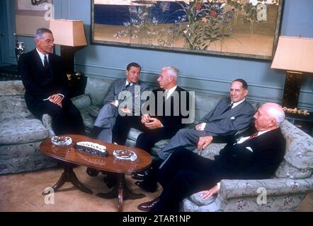 NEW YORK, NY - 25. Mai: (L-R) Harry F. Vickers Mitte, ehemaliger General Douglas MacArthur zweiter von links und James H. Rand jr. letzten Treffen vor der Ankündigung der Fusion zwischen Sperry Corporation und Remington Rand, Inc. am 25. Mai 1955 in New York, New York. (Foto von Hy Peskin) *** Local Caption *** Harry F. Vickers; Douglas MacArthur; James H. Rand jr. Stockfoto