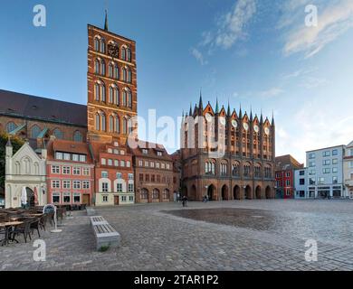 Nikolaikirche, Rathaus Stralsund mit Fassade im Stil der norddeutschen Backsteingotik, Alter Markt, Wahrzeichen der Hansestadt Stockfoto