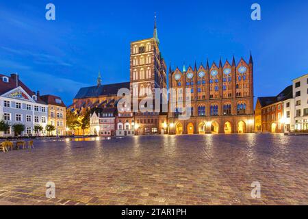 Nikolaikirche, Rathaus Stralsund mit Fassade im Stil der Norddeutschen Backsteingotik, Alter Markt, Nachtaufnahme, Wahrzeichen der Hanse Stockfoto