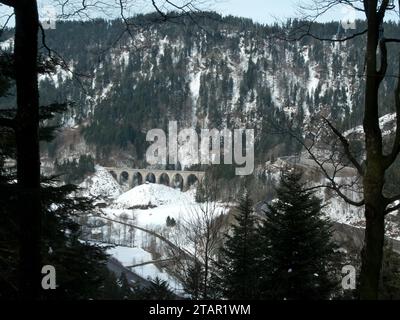 Blick vom Bister Wasserfall auf die Haarnadelkurven der Hauptstraße durch das Hoellental und auf die Steinbogenbahnbrücke über die Stockfoto