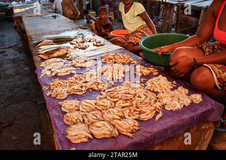 Toliara, Madagaskar - 1. Mai 2019: Unbekannte madagassische Frauen verkaufen frische Fische und Meeresfrüchte auf dem lokalen Straßenmarkt Stockfoto