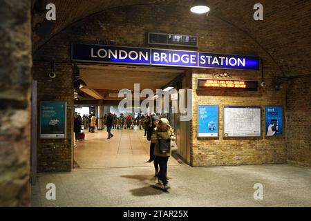 London, Vereinigtes Königreich - 01. Februar 2019: Menschen, die durch das Drehkreuz der U-Bahnstation London Bridge laufen - viertgrößte in der britischen Hauptstadt Stockfoto
