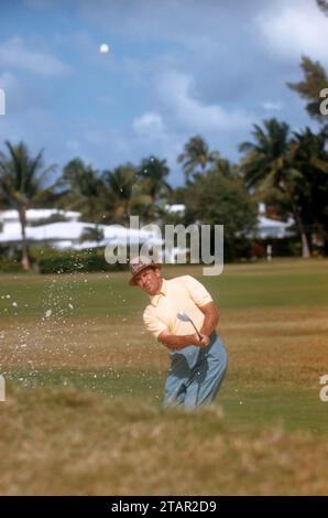 FL - 2. FEBRUAR: Sam Snead (1912–2002) aus den Vereinigten Staaten trifft seinen Schuss aus dem Sand am 2. Februar 1956 in Florida. (Foto von Hy Peskin) *** örtliche Unterschrift *** Sam Snead Stockfoto