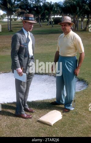 FL – 2. FEBRUAR: Herbert Warren Wind (1916–2005), Golfledakteur von Sports Illustrated und Profi-Golfspieler Sam Snead (1912–2002) aus den Vereinigten Staaten, stand am 2. Februar 1956 in Florida in der Nähe einer Sandfalle. (Foto: Hy Peskin) *** örtlicher Bildtitel *** Herbert Warren Wind;Sam Snead Stockfoto