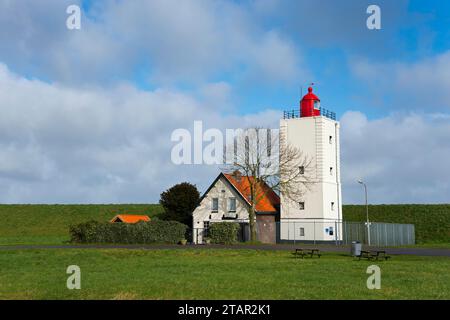 Leuchtturm de Ven, ein denkmalgeschütztes Gebäude, am Deich IJsselmeer, Oosterdijk, Enkhuizen, Noord-Holland, Niederlande Stockfoto
