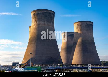 Samstag, 02. Dezember 2023; Fiddler's Ferry Power Station, Cuerdley, Warrington, Cheshire, England; am Tag vor dem Abriss der vier Nordtürme in Fiddler's Ferry Power Station werden die Arbeiten zur Vorbereitung des großen Tages durchgeführt. Fiddler’s Ferry wurde nach 50 Jahren in Betrieb genommen, von der Eröffnung 1970 bis zum 31. März 2020. Die Anlage wurde im Juli 2022 von Peel NRE erworben und wird nun in Industriebetriebe und neue Häuser umgebaut werden Credit: John Hopkins/Alamy Live News Stockfoto