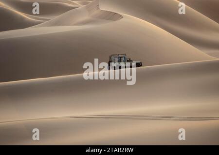 Geländefahrzeug in den Dünen, Dorob Nationalpark, Namib Wüste, Swakopmund, Namibia Stockfoto