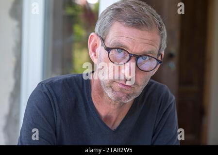 Porträt, junger Mann mit Brille, Mecklenburg-Vorpommern, Deutschland Stockfoto