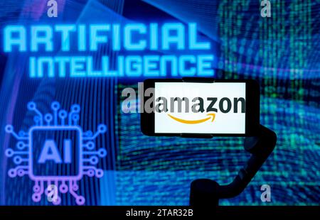 Indien. Dezember 2023. In dieser Fotoabbildung wird das Logo von Amazon auf einem Mobiltelefon-Bildschirm mit KI (künstliche Intelligenz) im Hintergrund angezeigt. (Foto von Idrees Abbas/SOPA Images/SIPA USA) *** ausschließlich für redaktionelle Nachrichten *** Credit: SIPA USA/Alamy Live News Stockfoto