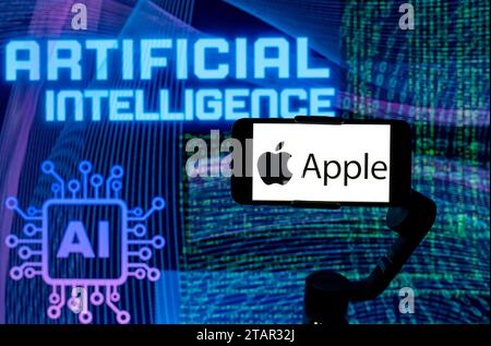 Indien. Dezember 2023. In dieser Fotoabbildung wird das Logo von Apple auf einem Mobiltelefon-Bildschirm mit KI (künstliche Intelligenz) im Hintergrund angezeigt. (Foto von Idrees Abbas/SOPA Images/SIPA USA) *** ausschließlich für redaktionelle Nachrichten *** Credit: SIPA USA/Alamy Live News Stockfoto