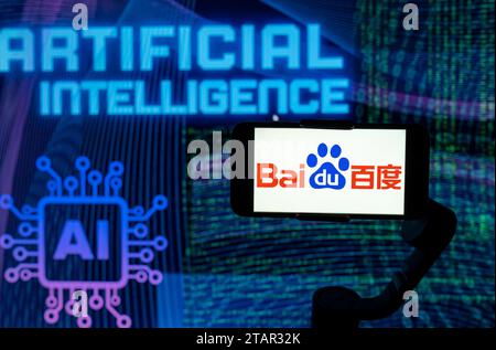 Indien. Dezember 2023. In dieser Abbildung ist das Logo von Baidu auf einem Handy-Bildschirm mit KI (künstliche Intelligenz) im Hintergrund zu sehen. (Foto von Idrees Abbas/SOPA Images/SIPA USA) *** ausschließlich für redaktionelle Nachrichten *** Credit: SIPA USA/Alamy Live News Stockfoto