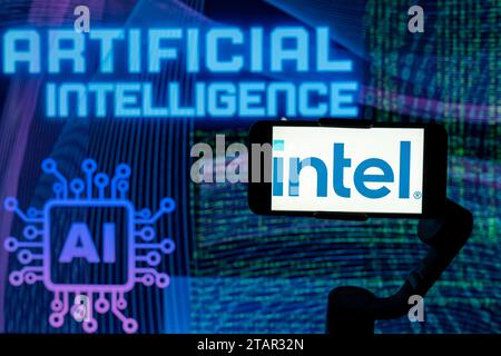 Indien. Dezember 2023. In dieser Abbildung ist das Logo von Intel auf einem Bildschirm eines Mobiltelefons mit KI (künstliche Intelligenz) im Hintergrund zu sehen. (Foto von Idrees Abbas/SOPA Images/SIPA USA) *** ausschließlich für redaktionelle Nachrichten *** Credit: SIPA USA/Alamy Live News Stockfoto