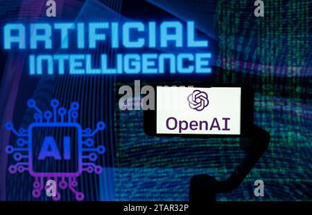 Indien. Dezember 2023. In dieser Fotoabbildung wird das Logo von OpenAI auf einem Handy-Bildschirm mit KI (künstliche Intelligenz) im Hintergrund dargestellt. (Foto von Idrees Abbas/SOPA Images/SIPA USA) *** ausschließlich für redaktionelle Nachrichten *** Credit: SIPA USA/Alamy Live News Stockfoto
