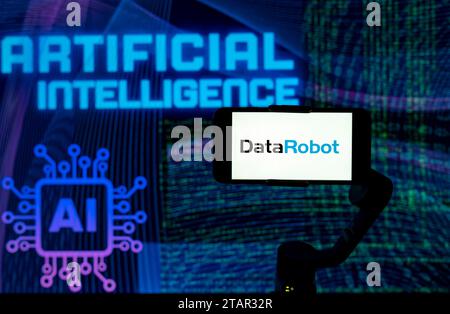 Indien. Dezember 2023. In dieser Fotoabbildung wird das Logo von DataRobot auf einem Mobiltelefon-Bildschirm mit KI (künstliche Intelligenz) im Hintergrund angezeigt. (Foto von Idrees Abbas/SOPA Images/SIPA USA) *** ausschließlich für redaktionelle Nachrichten *** Credit: SIPA USA/Alamy Live News Stockfoto