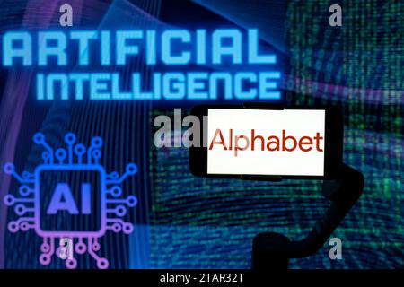 Indien. Dezember 2023. In dieser Fotoabbildung wird das Logo von Alphabet auf einem Handy-Bildschirm mit KI (künstliche Intelligenz) im Hintergrund dargestellt. (Foto von Idrees Abbas/SOPA Images/SIPA USA) *** ausschließlich für redaktionelle Nachrichten *** Credit: SIPA USA/Alamy Live News Stockfoto