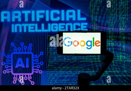 Indien. Dezember 2023. In dieser Fotoabbildung wird das Logo von Google auf einem Mobiltelefon-Bildschirm mit KI (künstliche Intelligenz) im Hintergrund angezeigt. (Foto von Idrees Abbas/SOPA Images/SIPA USA) *** ausschließlich für redaktionelle Nachrichten *** Credit: SIPA USA/Alamy Live News Stockfoto