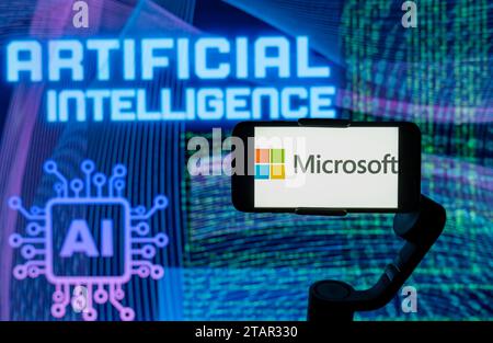 Indien. Dezember 2023. In dieser Fotoabbildung wird das Logo von Microsoft auf einem Mobiltelefon-Bildschirm mit KI (künstliche Intelligenz) im Hintergrund angezeigt. (Foto von Idrees Abbas/SOPA Images/SIPA USA) *** ausschließlich für redaktionelle Nachrichten *** Credit: SIPA USA/Alamy Live News Stockfoto