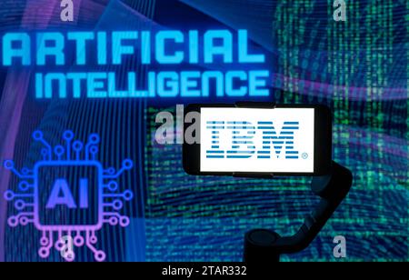 Indien. Dezember 2023. In dieser Fotoabbildung wird das IBM-Logo auf einem Handy-Bildschirm mit KI (künstliche Intelligenz) im Hintergrund dargestellt. (Foto von Idrees Abbas/SOPA Images/SIPA USA) *** ausschließlich für redaktionelle Nachrichten *** Credit: SIPA USA/Alamy Live News Stockfoto