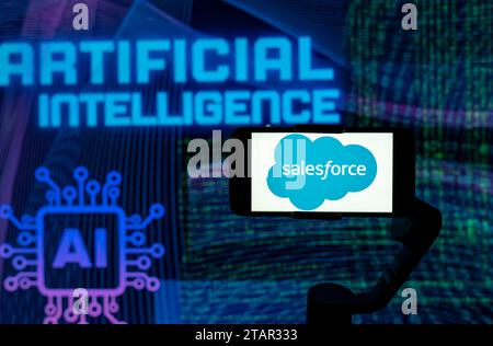 Indien. Dezember 2023. In dieser Fotoabbildung wird das Logo von Salesforce auf einem Bildschirm eines Mobiltelefons mit KI (künstliche Intelligenz) im Hintergrund angezeigt. (Foto von Idrees Abbas/SOPA Images/SIPA USA) *** ausschließlich für redaktionelle Nachrichten *** Credit: SIPA USA/Alamy Live News Stockfoto
