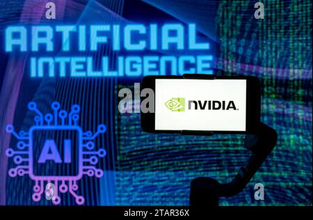 Indien. Dezember 2023. In dieser Fotoabbildung wird das Logo von Nvidia auf einem Handy-Bildschirm mit KI (künstliche Intelligenz) im Hintergrund angezeigt. (Foto von Idrees Abbas/SOPA Images/SIPA USA) *** ausschließlich für redaktionelle Nachrichten *** Credit: SIPA USA/Alamy Live News Stockfoto