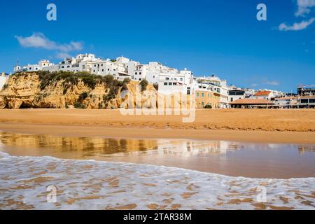 Toller Blick auf Fisherman Beach, Praia dos Pescadores, mit weiß getünchten Häusern auf Klippen, die sich auf dem Meer spiegeln, blauer Himmel, Sommerzeit, Albufeira Stockfoto