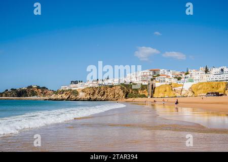 Toller Blick auf Fisherman Beach, Praia dos Pescadores, mit weiß getünchten Häusern auf Klippen, die sich auf dem Meer spiegeln, blauer Himmel, Sommerzeit, Albufeira Stockfoto