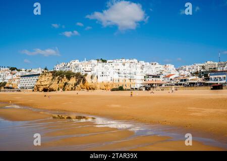 Toller Blick auf Fisherman Beach, Praia dos Pescadores, mit weiß getünchten Häusern auf Klippen, die sich auf dem Meer spiegeln, blauer Himmel, Sommerzeit, Albufeira Stockfoto