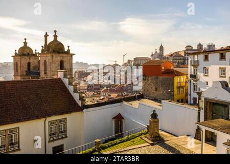 Toller Blick auf Porto oder Porto, die zweitgrößte Stadt Portugals, die Hauptstadt des Portoviertels und eine der wichtigsten Städte der Iberischen Halbinsel Stockfoto