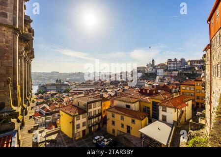 Toller Blick auf Porto oder Porto, die zweitgrößte Stadt Portugals, die Hauptstadt des Portoviertels und eine der wichtigsten Städte der Iberischen Halbinsel Stockfoto