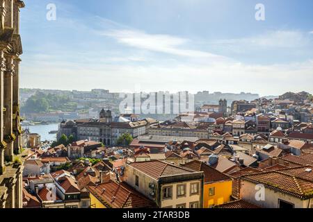 Toller Blick auf Porto oder Porto, die zweitgrößte Stadt Portugals, die Hauptstadt des Portoviertels und eine der wichtigsten Städte der Iberischen Halbinsel Stockfoto