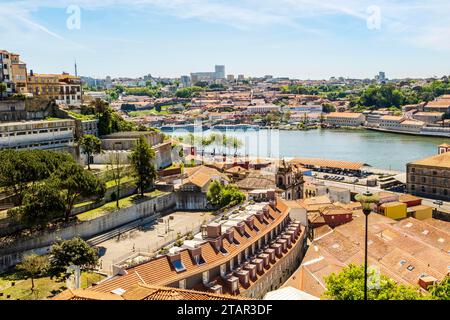 Toller Blick auf Porto oder Porto, die zweitgrößte Stadt Portugals, die Hauptstadt des Portoviertels und eine der wichtigsten Städte der Iberischen Halbinsel Stockfoto