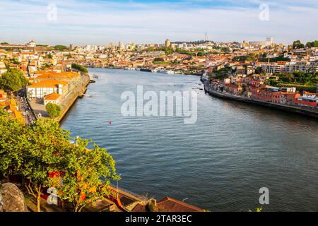 Toller Blick auf Porto oder Porto, die zweitgrößte Stadt Portugals, die Hauptstadt des Portoviertels und eine der wichtigsten Städte der Iberischen Halbinsel Stockfoto