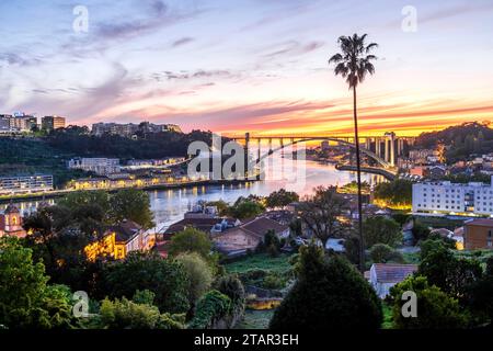 Toller Blick auf Porto oder Porto, die zweitgrößte Stadt Portugals, die Hauptstadt des Portoviertels und eine der wichtigsten Städte der Iberischen Halbinsel Stockfoto