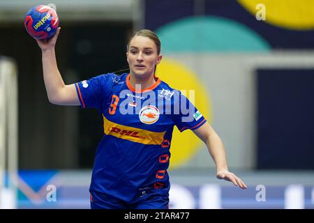 Fredrikshavn, Dänemark. Dezember 2023. FREDRIKSHAVN, DÄNEMARK - 2. DEZEMBER: Larissa Nusser aus den Niederlanden während des 26. IHF Frauen-WM-Handball-Vorrundenspiels der Gruppe H zwischen Kongo und den Niederlanden am 2. Dezember 2023 in der Arena Nord in Fredrikshavn, Dänemark (Foto: Henk Seppen/Orange Pictures) Credit: Orange Pics BV/Alamy Live News Stockfoto