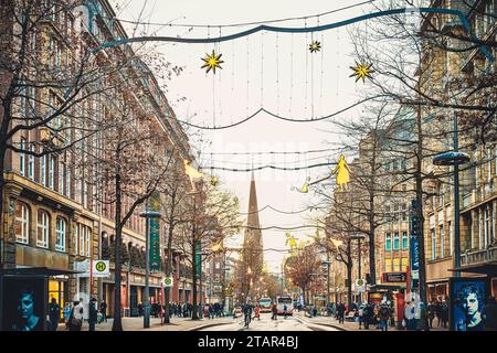 Weihnachtlich geschmückte Mönckebergstraße in Hamburg, Deutschland, Europa *** Weihnachtsdekor Mönckebergstraße in Hamburg, Deutschland, Europa Credit: Imago/Alamy Live News Stockfoto