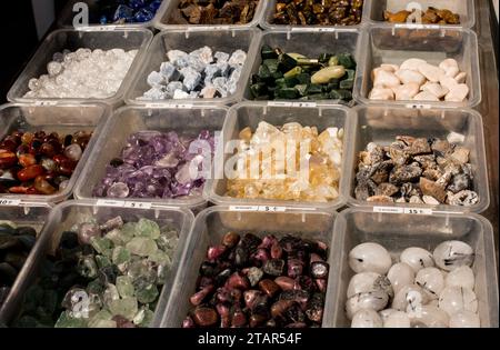 Set aus natürlichen verschiedenen mineralischen Edelsteinen in verschiedenen Farben Stockfoto