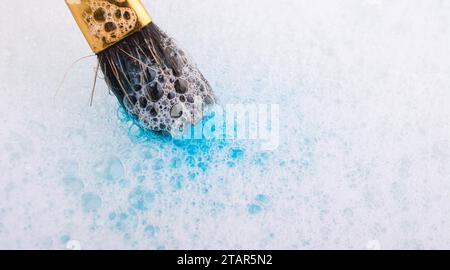 Malen Sie, auflösen in Wasser als Malerei Pinsel berührt Wasser Stockfoto