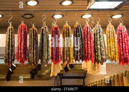 Traditionelle würstchenförmige Bonbons mit Walnuss darin Stockfoto