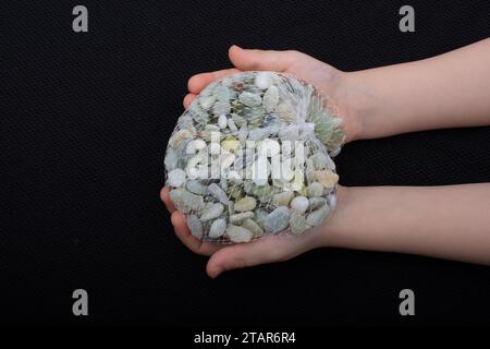 Eine Handvoll sauberer Kiesel, Kies in den Händen Stockfoto