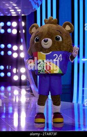 Hamburg, Deutschland. Dezember 2023. Fußball: Europameisterschaft, Auslosung in Hamburg, Elbphilharmonie. Europameisterschaft-Maskottchen Albärt geht auf die Bühne. Quelle: Christian Charisius/dpa/Alamy Live News Stockfoto