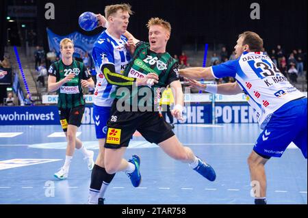 Jonathan Edvardsson (TSV Hannover-Burgdorf, #26) in der Zange von Adam Loenn (TVB Stuttgart, #11), li und Kai Haefner (TVB Stuttgart, 34)/TVB Stuttgart - Hannover Burgdorf, Sport, Handball, 2023/2024, Liqui Moly Handball Bundesliga, 02.12.2023, Stuttgart (Porsche Arena), DEU Foto: Eibner/Sandy Dinkelacker Stockfoto